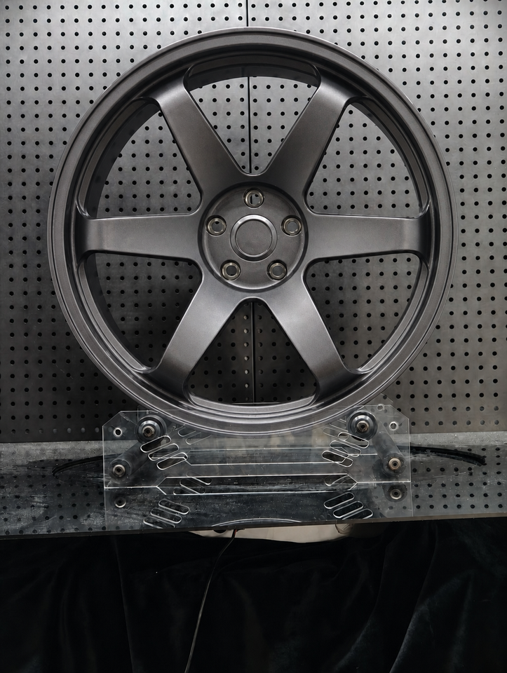 TE37-style forged wheel spoke detail